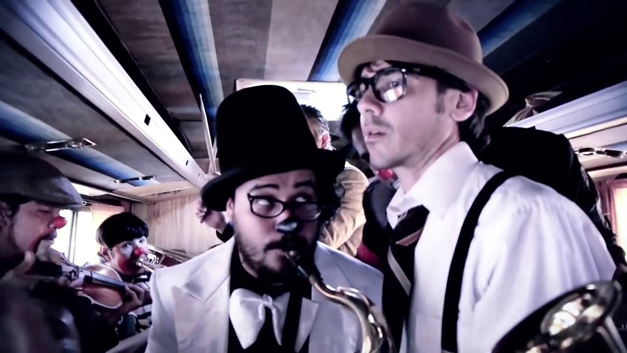 Triciclo Circus Band - Excusez Moi (Video Oficial)