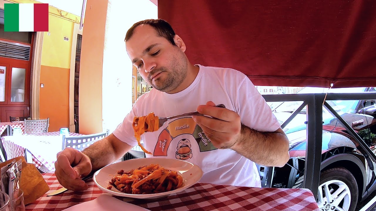 AM MANCAT PASTE BOLOGNESE IN BOLOGNA (ITALIA)