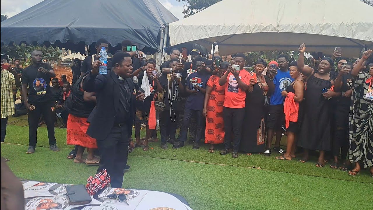 Evangelist Akwadaa Nyame in agressive mood by c*using at Wyllbee's funeral  😭😭