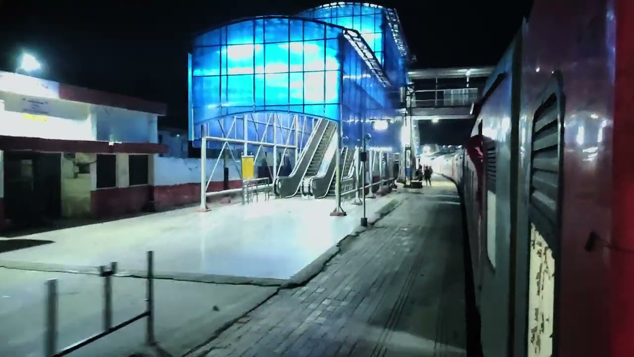 12392 Shramjeevi Express Arriving Sultanpur Railway Station 