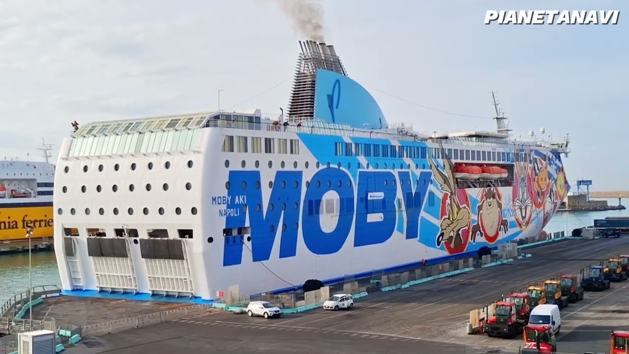 MOBY AKI in partenza dal porto di Livorno
