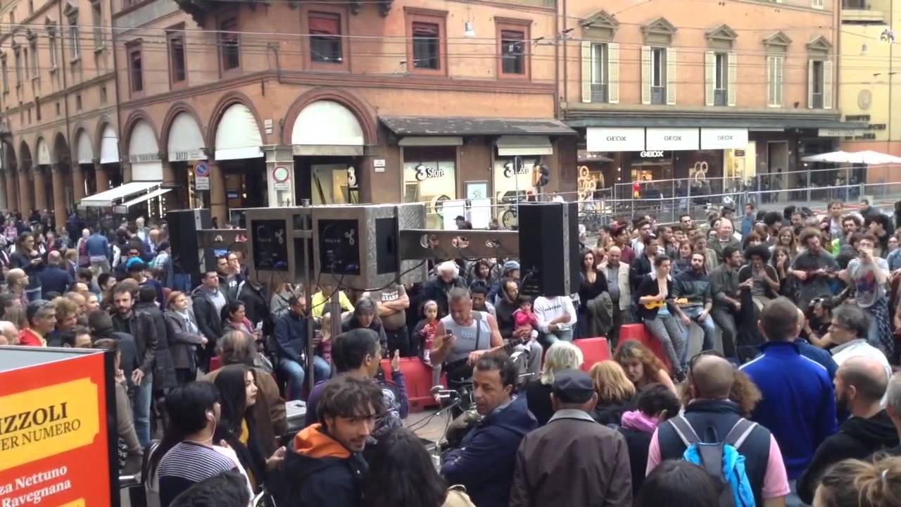 Beppe Maniglia sfidato in piazza Nettuno Bologna