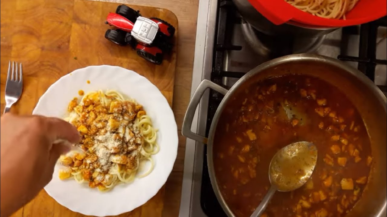 Paradicsomos tengergyümölcsei spagetti ( frutti di mare ) mire megfő a tészta kész is a szósz :-)