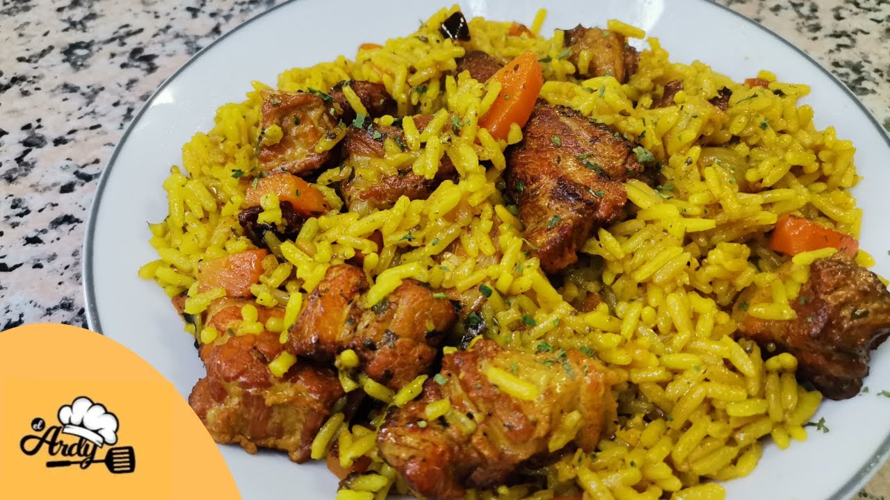 Arroz amarillo con carne de cerdo.
