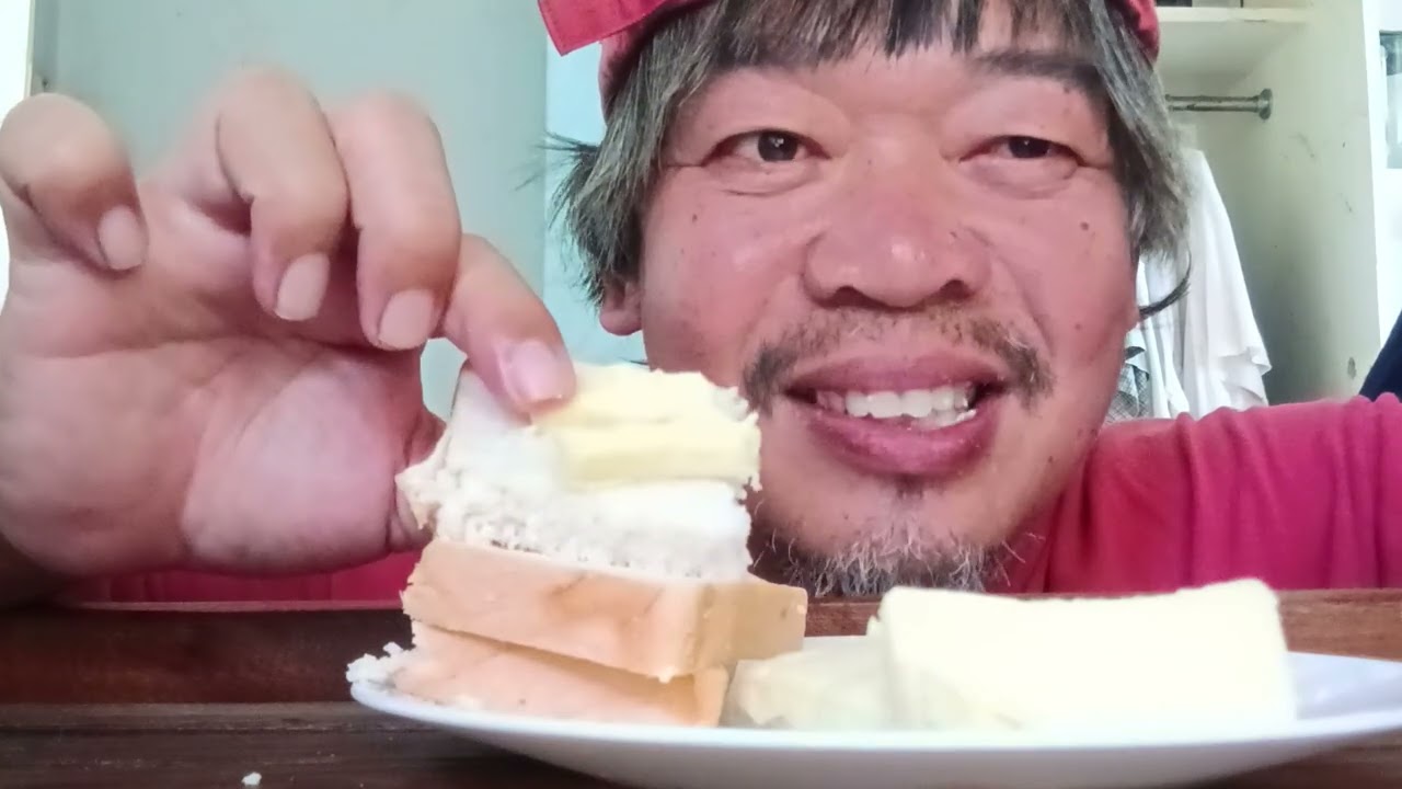 Sakuragi eating CHEDDAR CHEESE sandwich, I think it's not delicious but it's delicious,