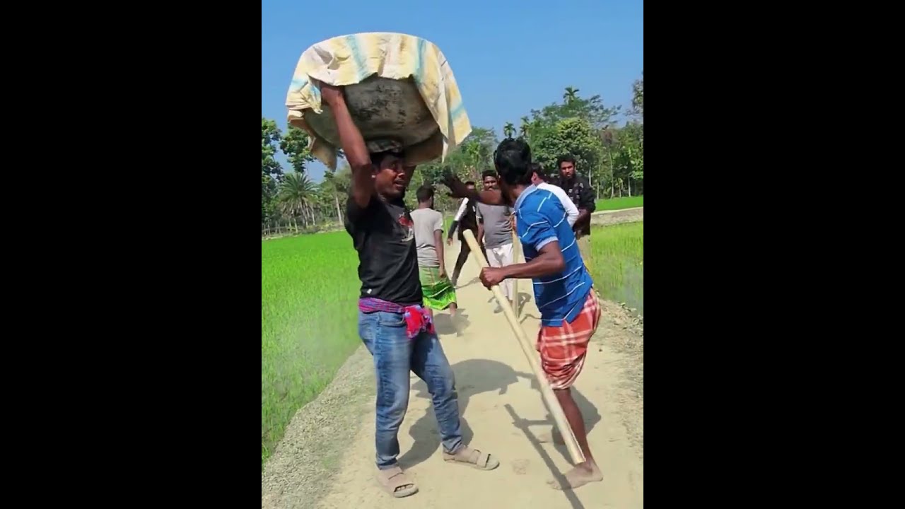 “लड़के क्या देख रहे है?”#vairalvideo #telugu #foryou बच्चे क्या देख रहे हैं?ऐसा क्या देखा कि सब  