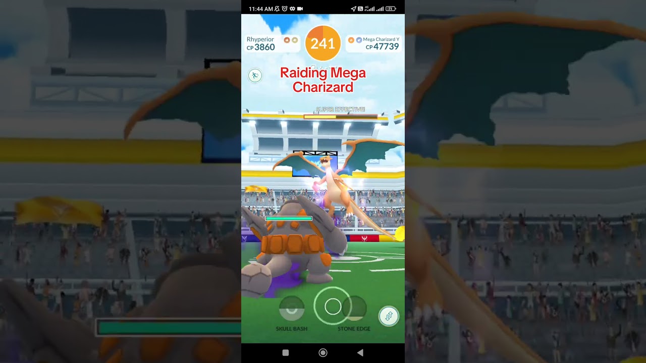 Raiding Mega Charizard in#pokemon #raidbattle #pokemongo