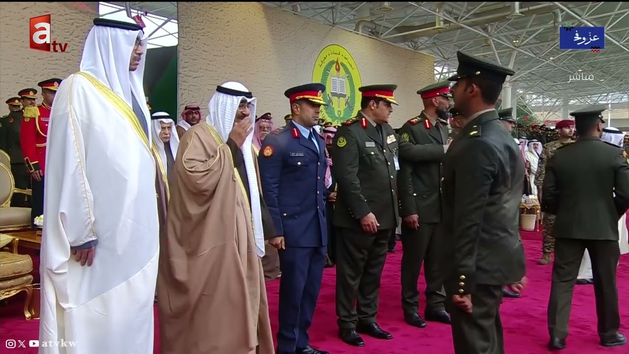 القائد الأعلى للقوات المسلحة يكرّم الطلبة الضباط المتفوقين في #كلية_علي_الصباح_العسكرية