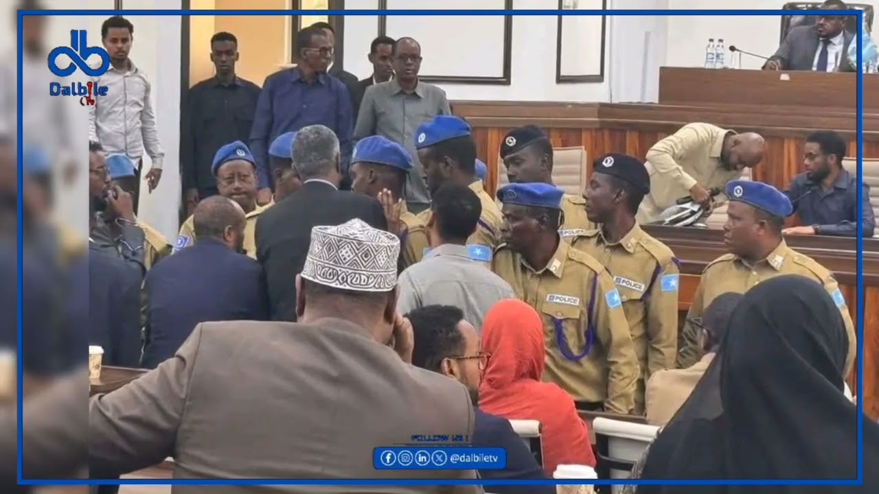 GACAN KAHADAL - Xildhibanada diidan wax ka badalka dasturka iyo ciidamo boliis ah oo isku hor taagan