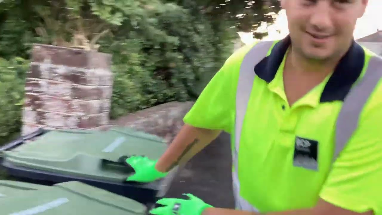 Green Waste bin men emptying bins in Bournemouth part 1 (08/08/2022)