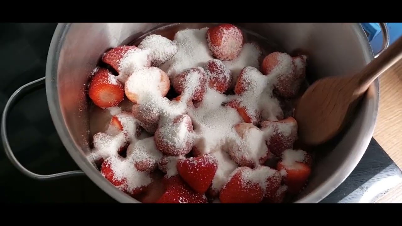 Aardbeien jam maken en in potten inmaken ,lang houdbaar .