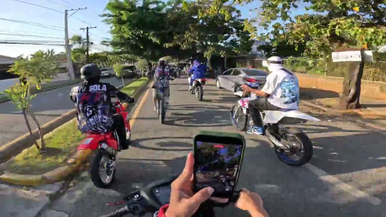 FAMOSOS EN LA CIUDAD RODANDO EN MOTO 