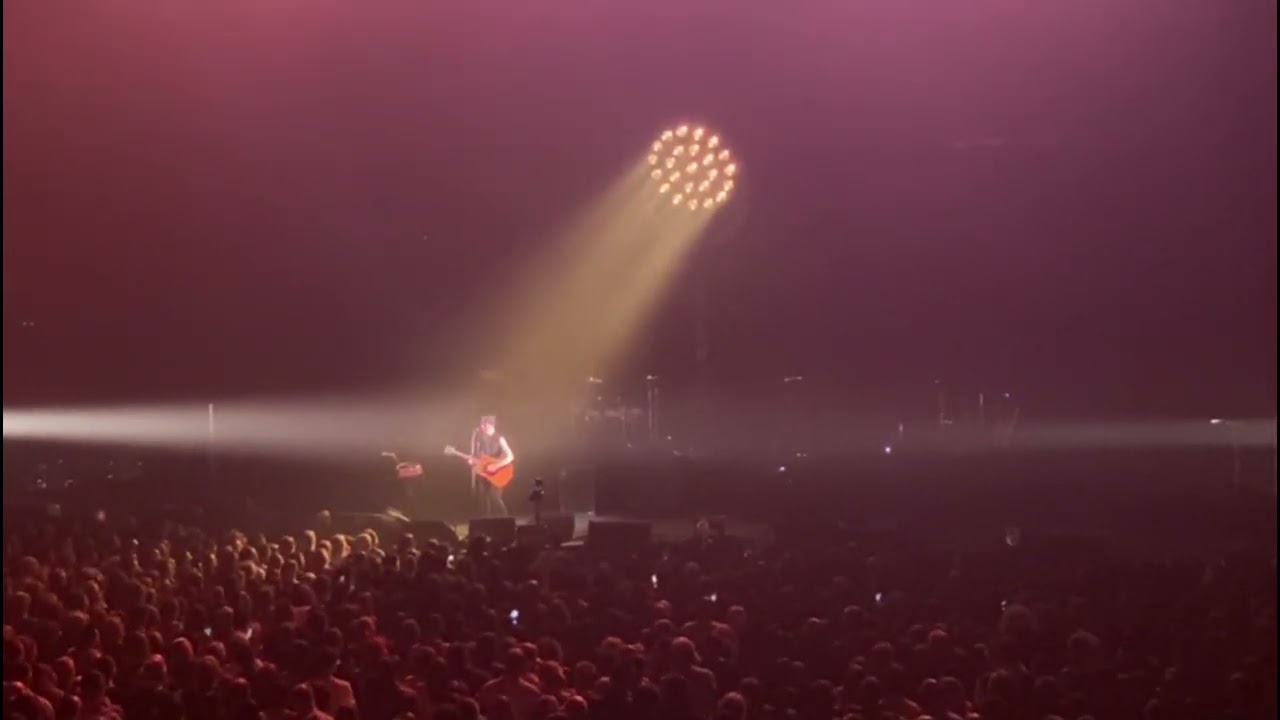 Calogero chante Si tu passes par là (Final du concert 2024)