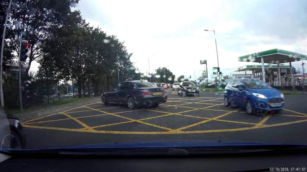 Stockport Jumping Red Light Reg PY07KYS  Bmw 520d M Sport 12-10-2016