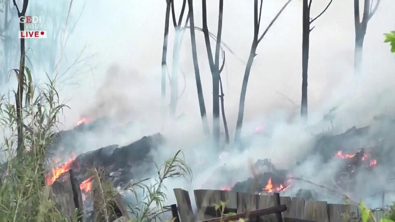 Roma, il rogo nella discarica abusiva il giorno dopo: vigili del fuoco ancora al lavoro