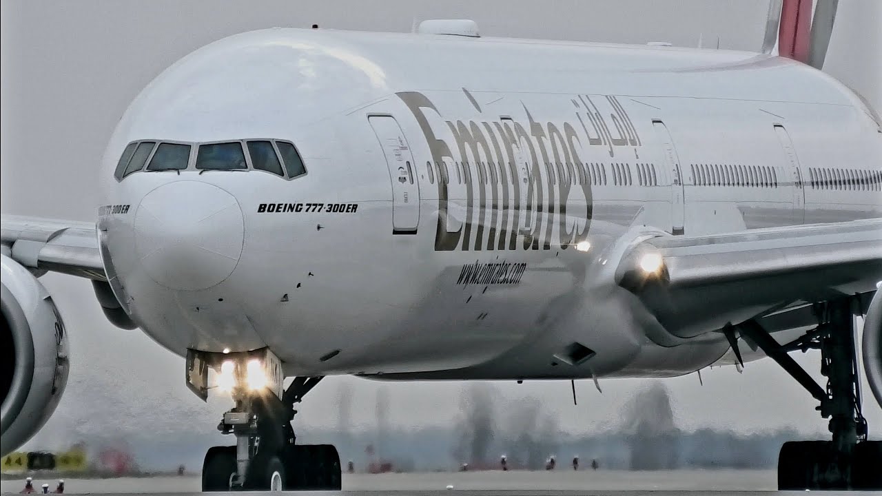 Emirates Boeing 777-300ER in BUD 4K