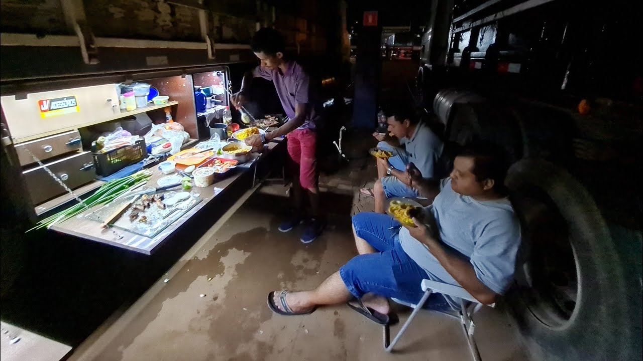 CAMINHONEIRO E SUA COZINHA