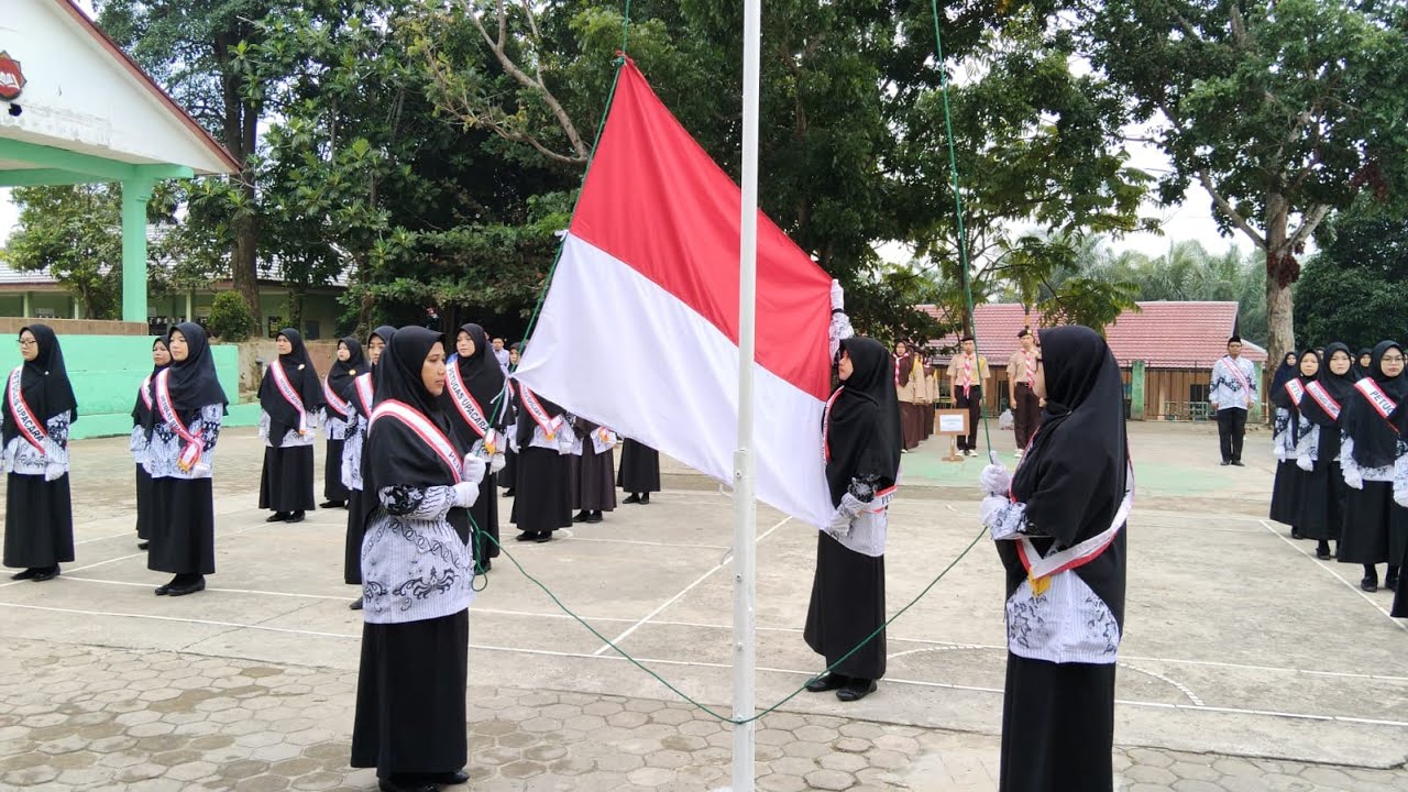 Pengibaran Bendera Merah Putih dalam Rangka Hari Guru Nasional Ke-80 Yayasan I'AANATUTH THALIBIIN 