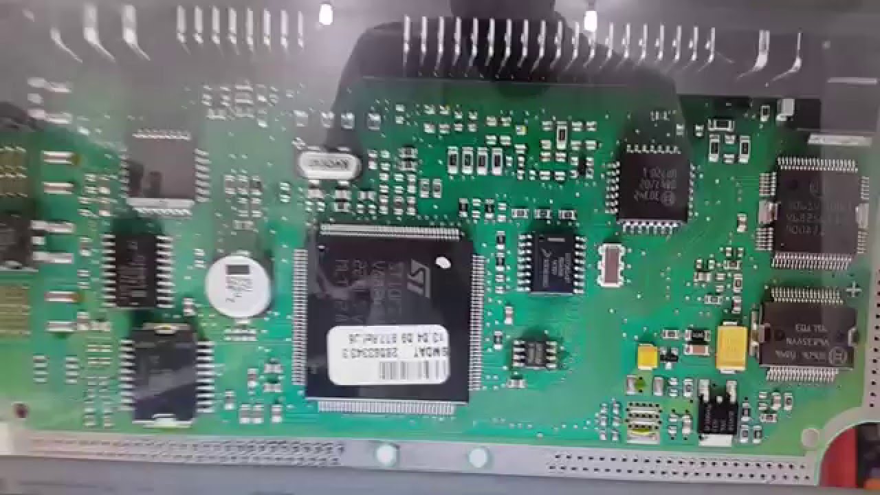 Mostrando o ST10 e FlashOBD interno do Simulador Ultimate ECU Test da Leo Módulos