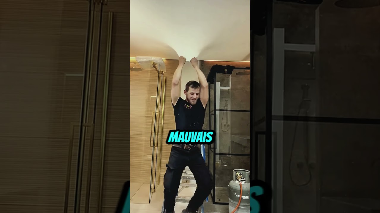 Il teste un plafond tendu&hellip; avec une barre de traction humaine !