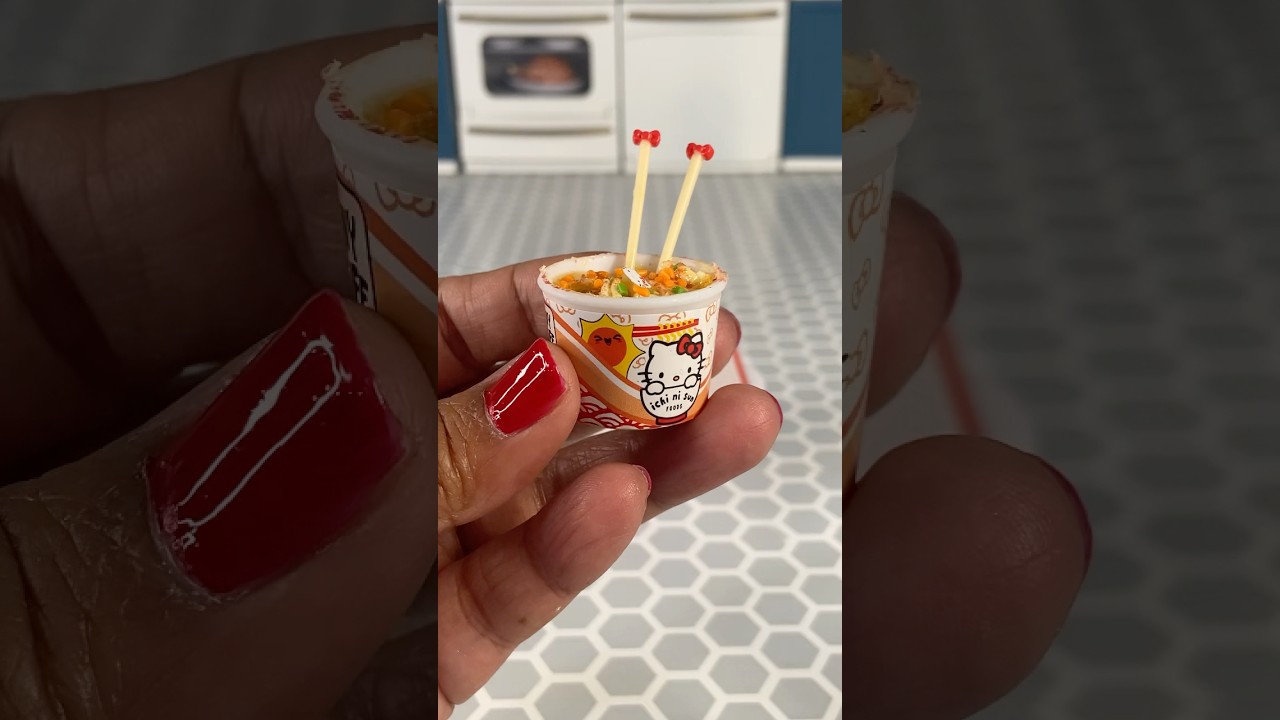 Mini Verse Hello Kitty Spicy Instant Noodles! ❤️🍜 #miniverse #hellokitty