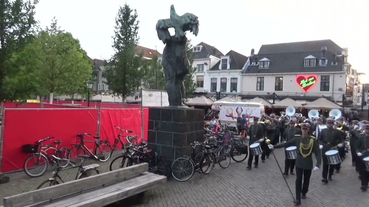 Drumfanfare Amantius na afloop avondvierdaagse Den Bosch