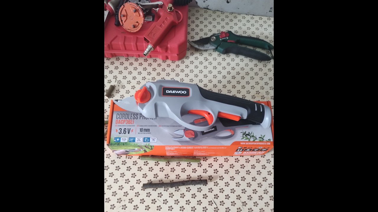 Daewoo DACP36Li Vezeték nélküli akkus metszőolló.