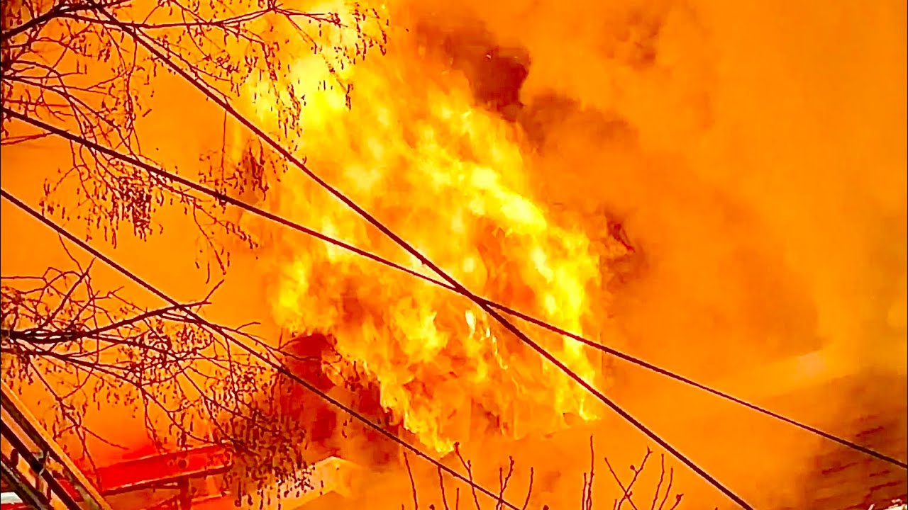 *{HEAVY FIRE}~{FDNY BOX 9344}~{FDNY BATTLING VERY STUBBORN 2ND ALARM FIRE ON 108TH STREET, QUEENS}*.