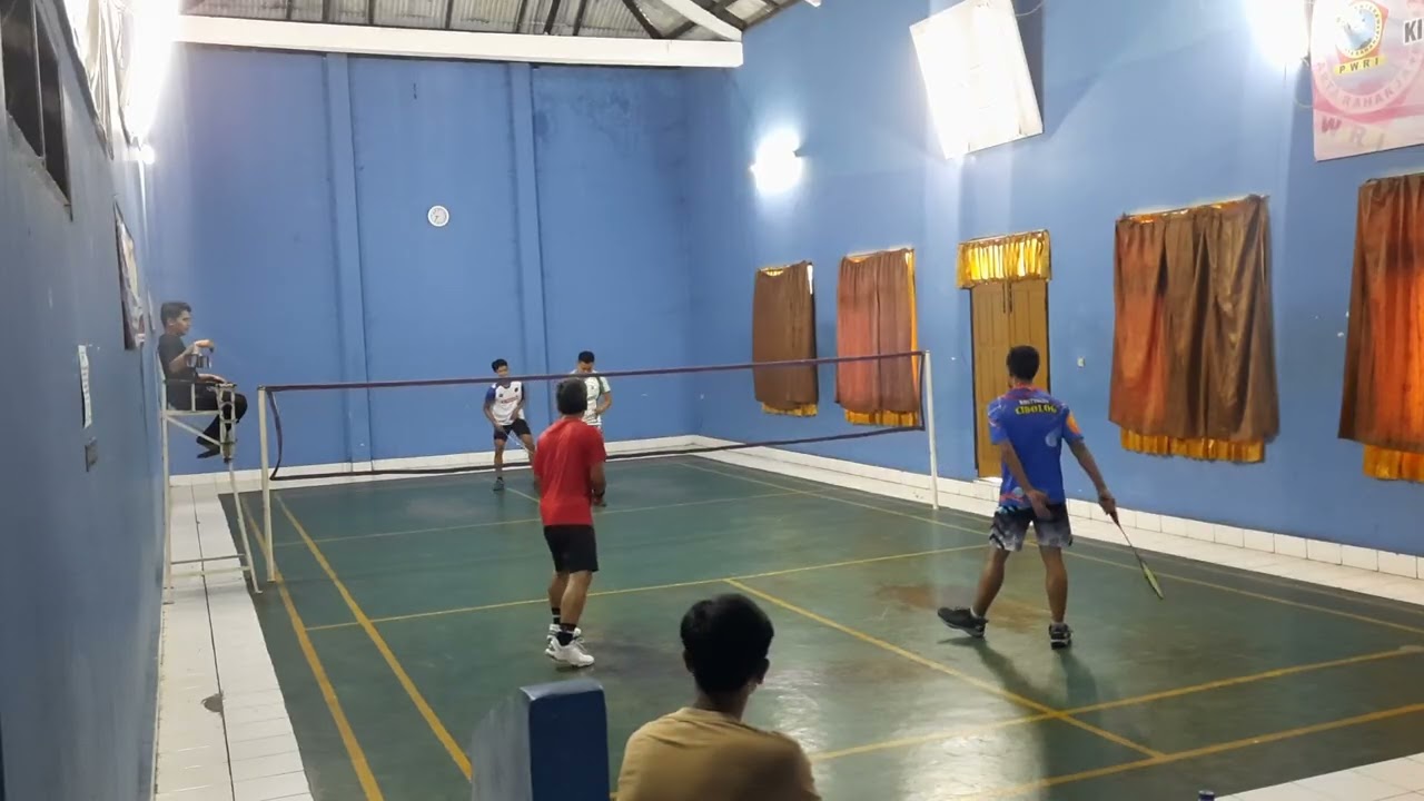 Latihan Badminton 1%serius 99%hiburan. 