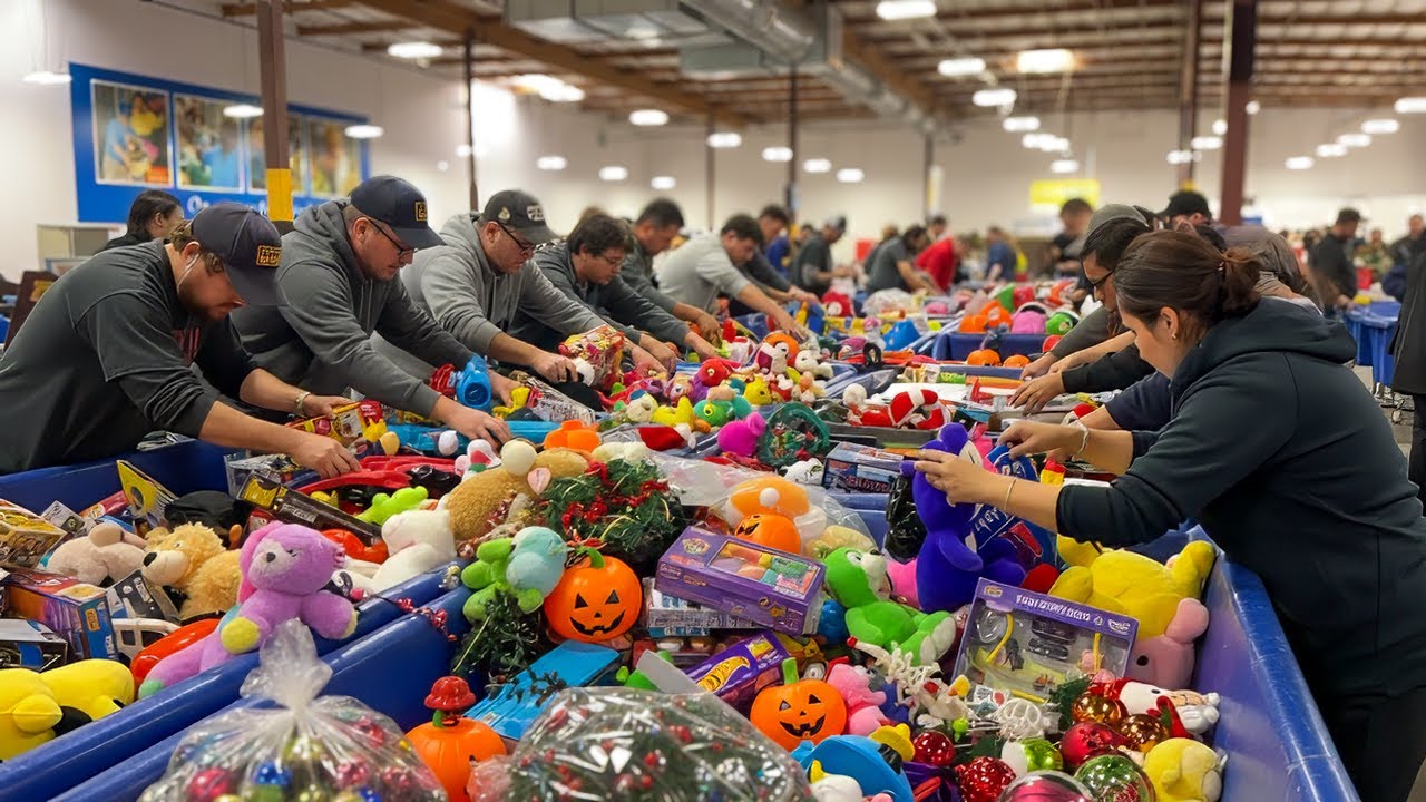 INSANE GRINCH FIND! 🤯 Scoring RARE Inflatables & a $30 Vintage Bunny at The BINS!