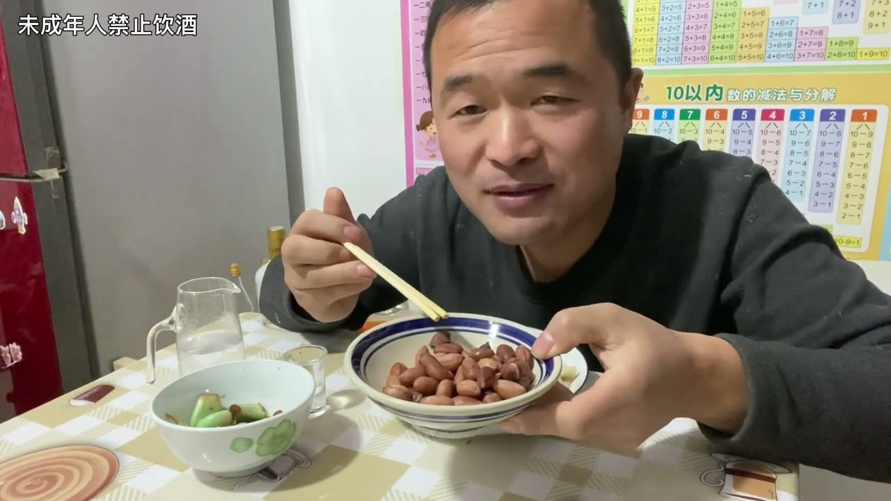 热气腾腾的饺子，配上醋蒜，喝点 #好吃不如饺子 #饺子