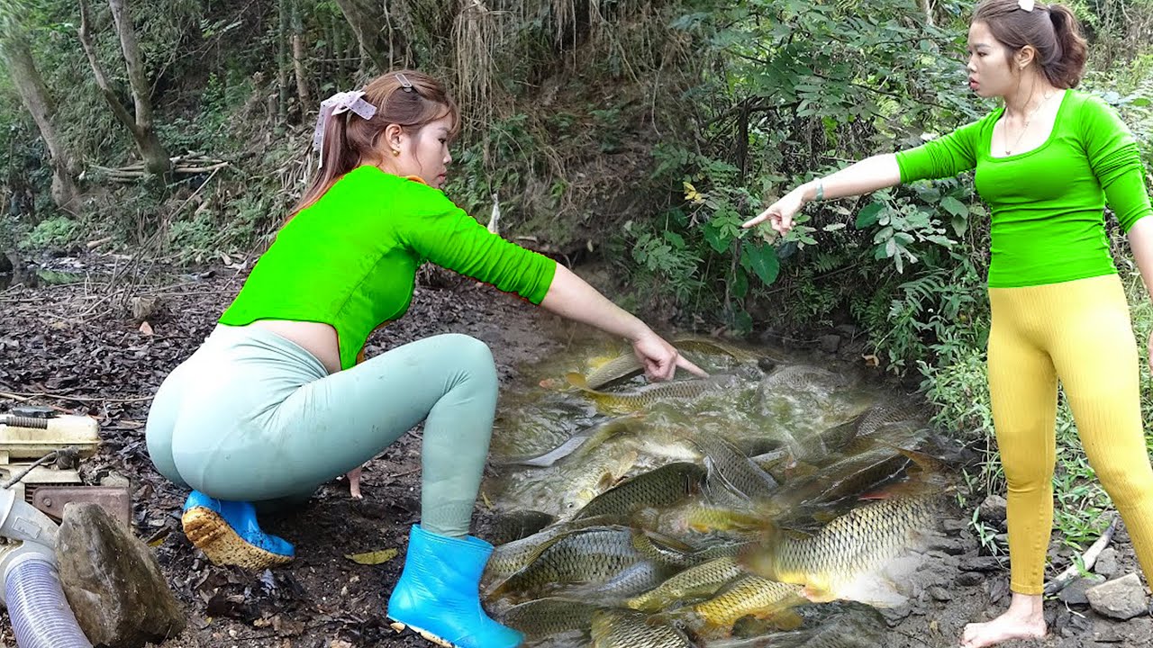 Girl Used Food To Attract Fish Into Small Lake | Used Machine to Drain All The Water |Omelia Fishing