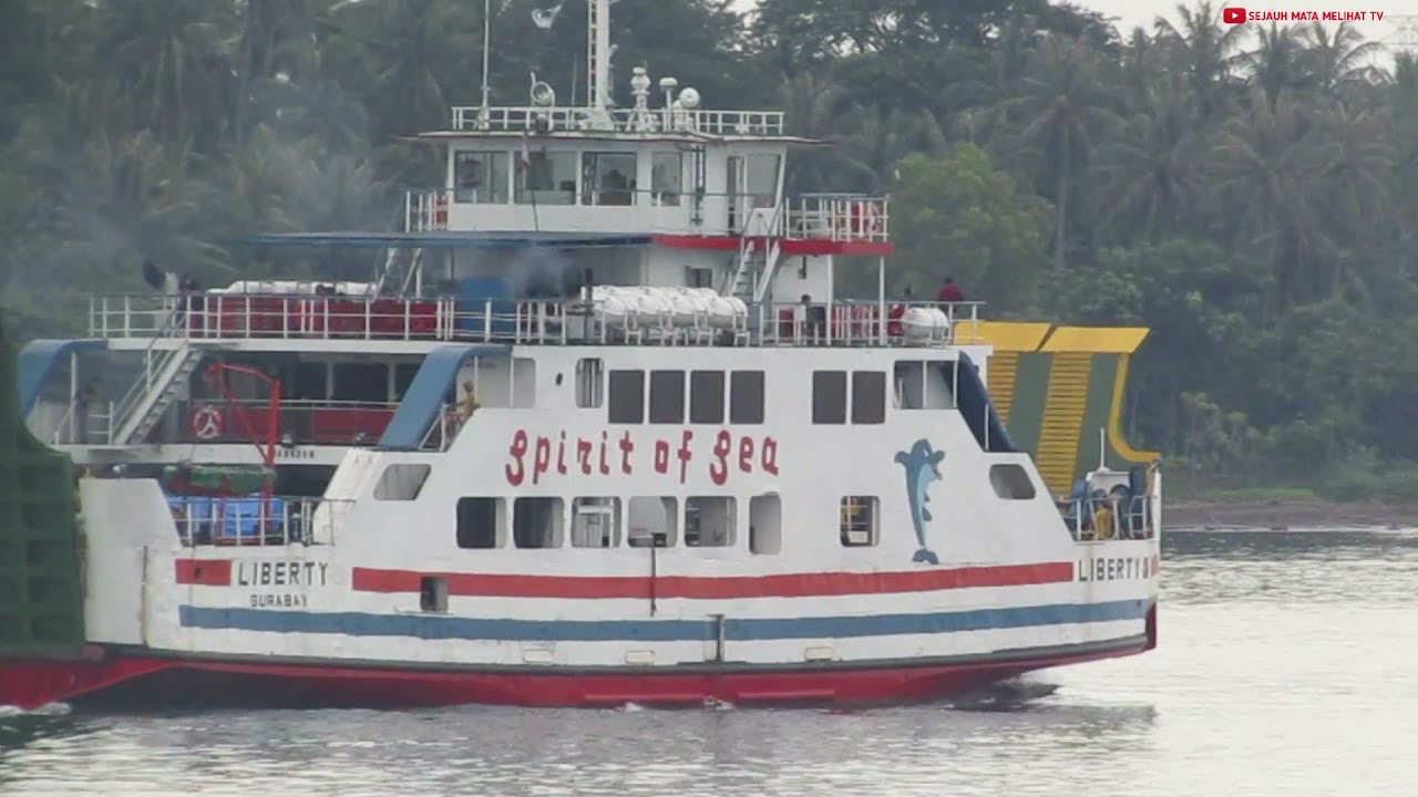 Kapal KMP Liberty 01 meninggalkan Pelabuhan Kayangan, Lombok Timur