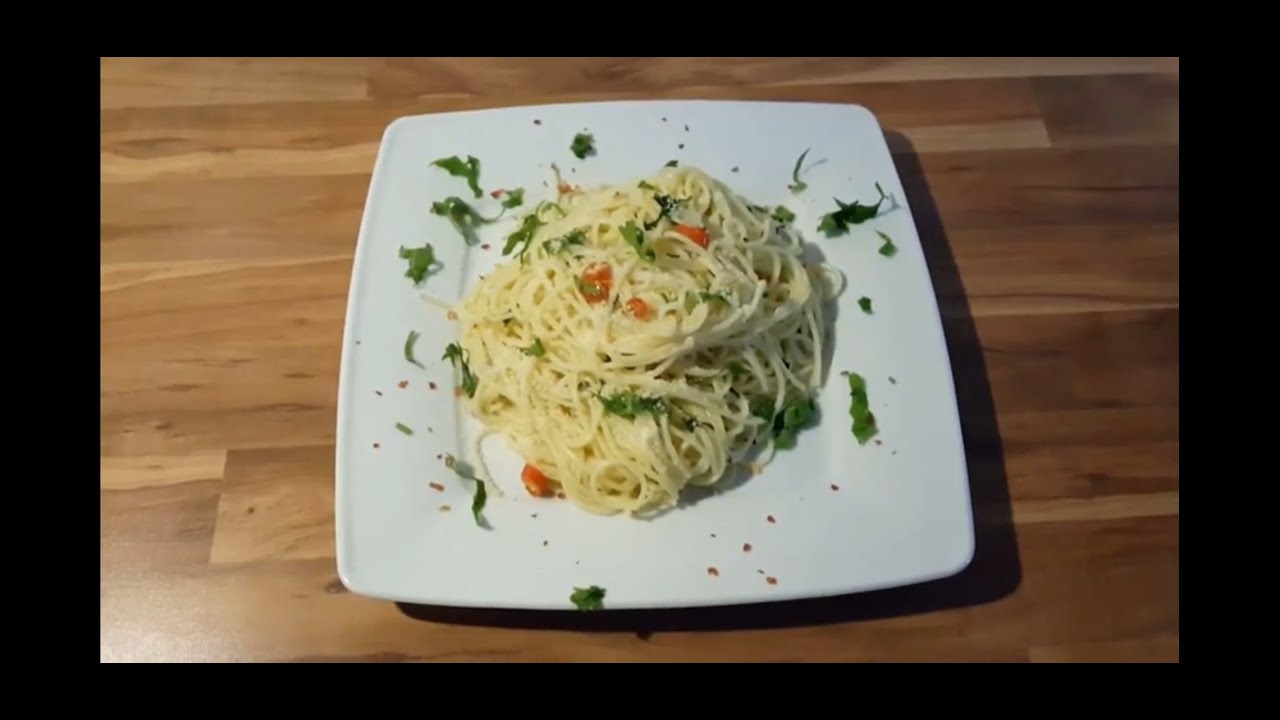 Spaghetti Aglio Olio e Peperoncino.Zeytinyağlı sarımsaklı acılı Spaghetti