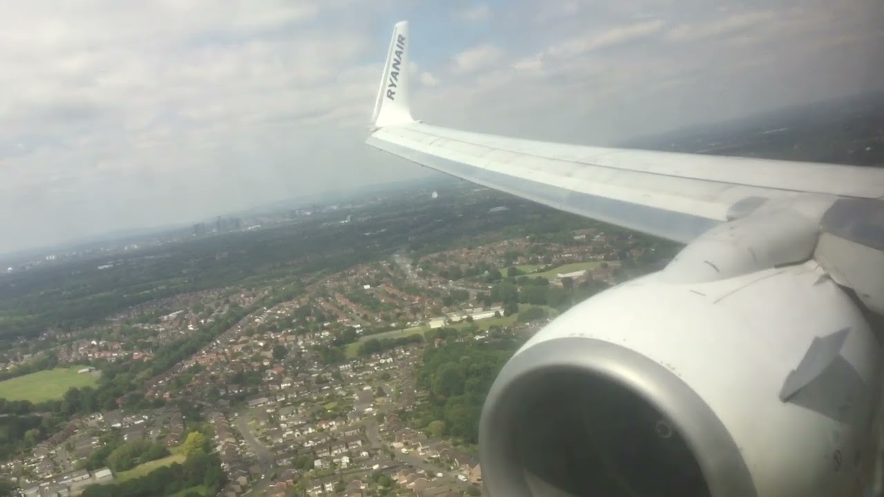 Ryanair Boeing 737-800 landing at Manchester Airport
