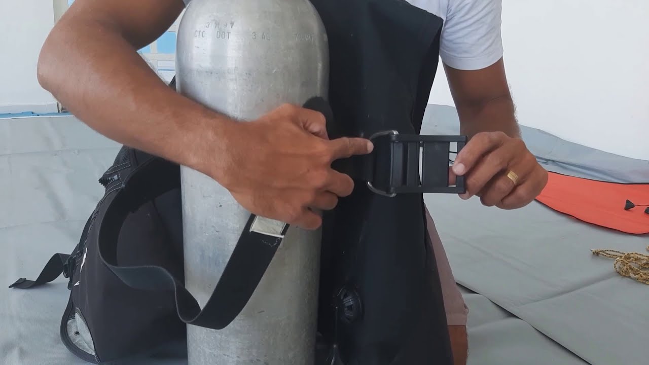 Como prender o Colete no Cilindro - Prender CE (Colete Equilibrador)  no Cilindro de mergulho.