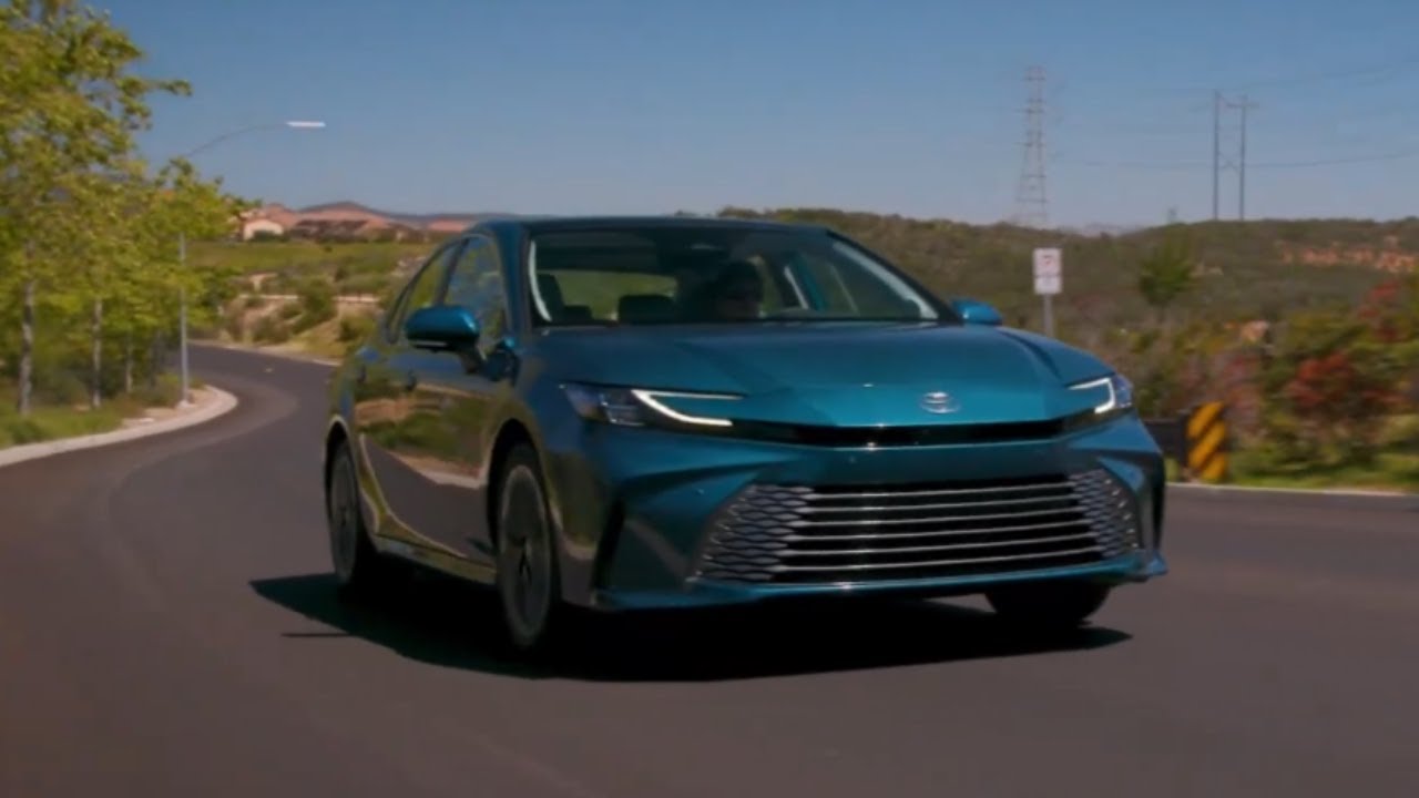 2026 Toyota Camry XLE AWD in Ocean Gem &ndash; Fahraufnahmen