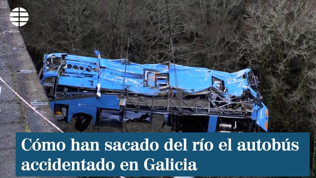 Cómo han sacado del río el autobús accidentado en Galicia