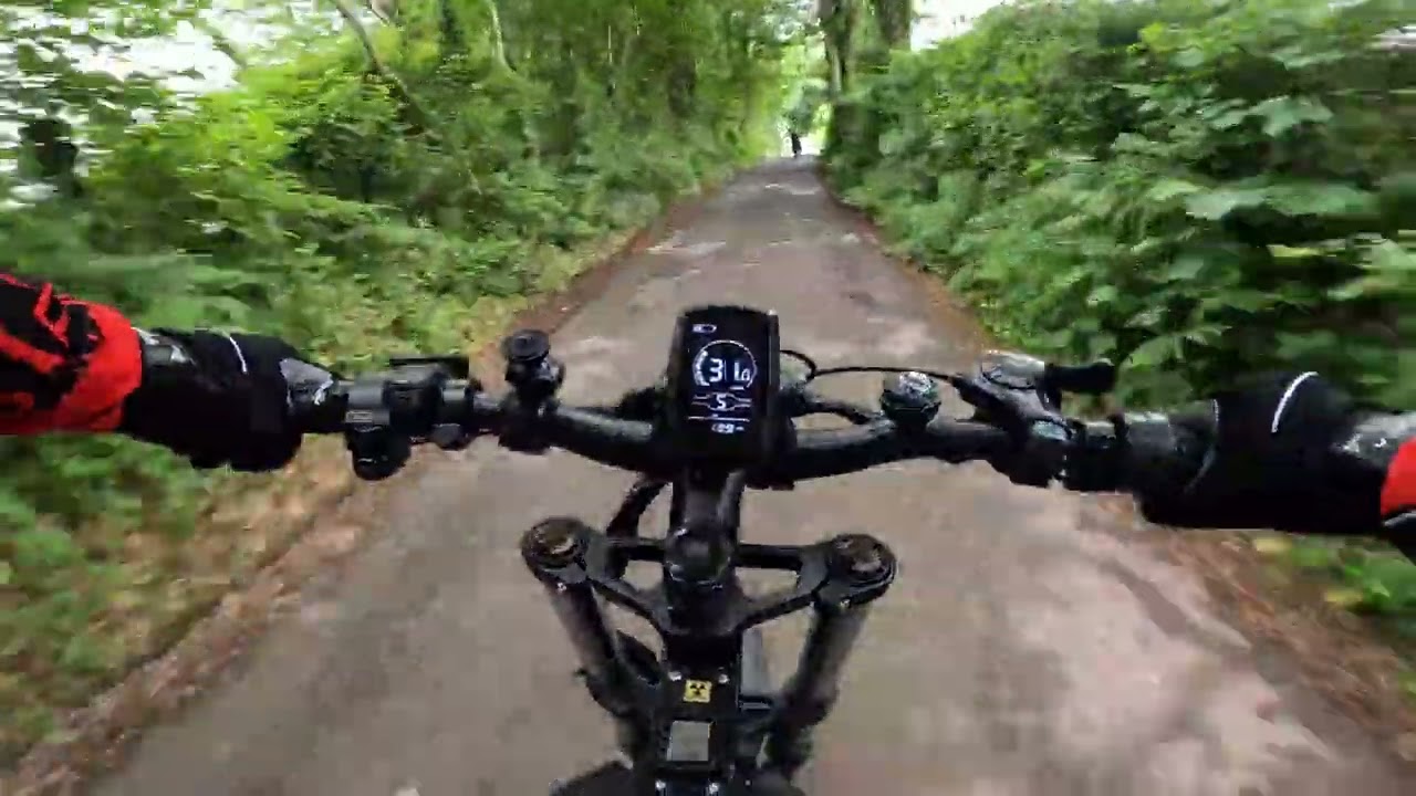 RZOGUWEX x5 E-bike and trials bike, country lanes