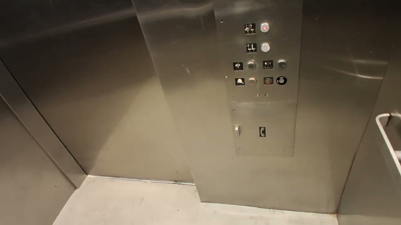 Heights hydraulic elevator at the MTA MNRR Fleetwood station (Fleetwood, NY)