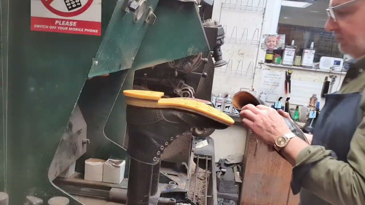 Реставрация ботинок Tricker’s Stow с редкой жёлтой подошвой | Индивидуальный ремонт ботинок