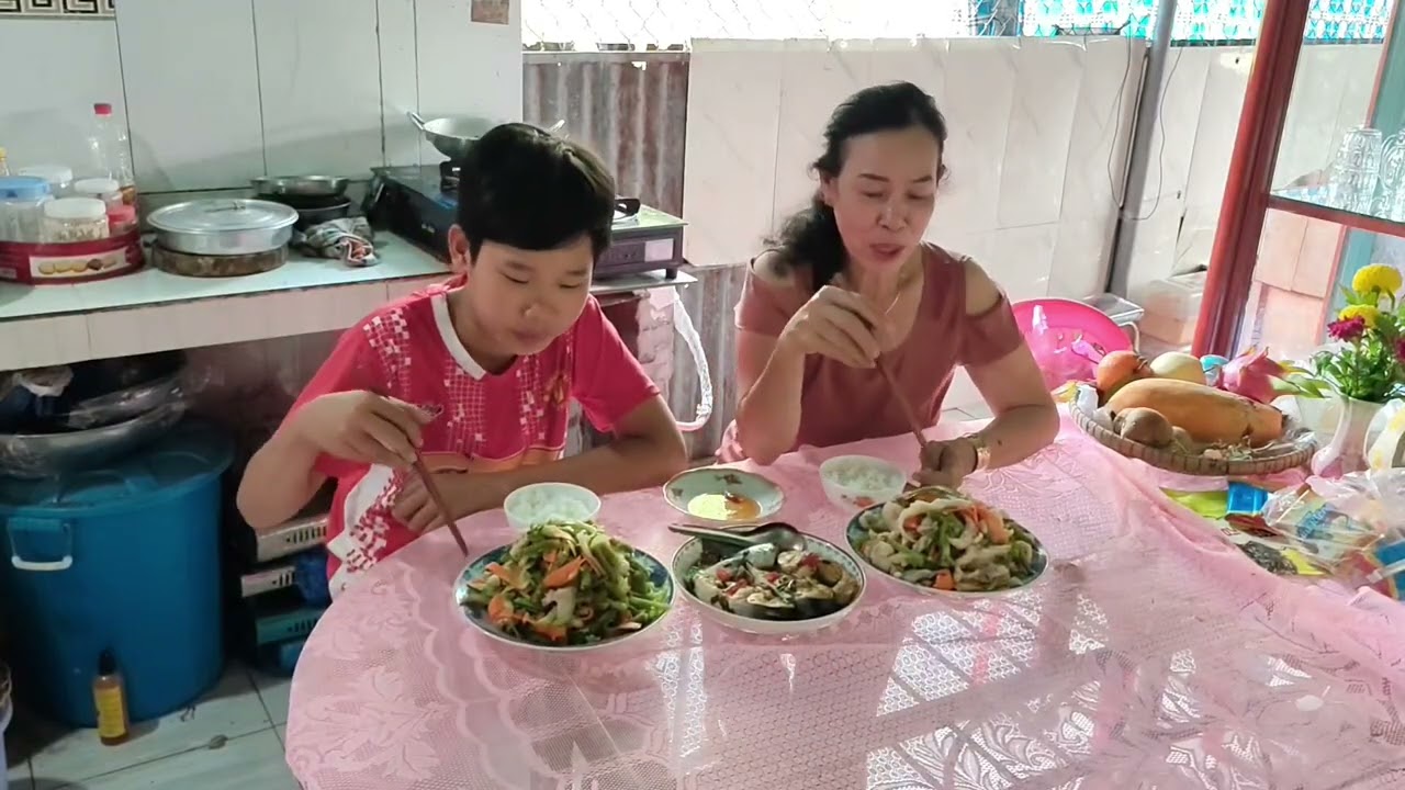 Trộn gỏi rau tiến vua, cùng gà rút xương ngon giòn tuyệt hảo./CLMT 