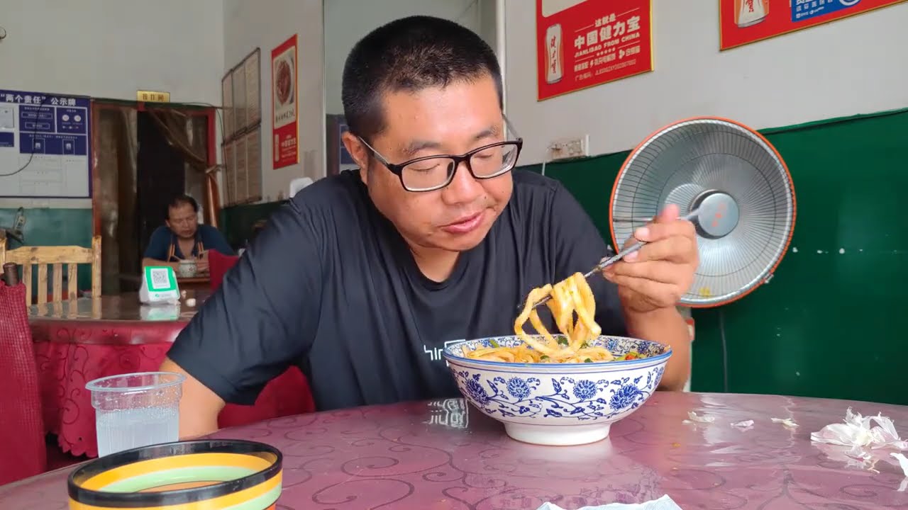 在陕西乾县，吃驴蹄子面喝豆腐脑，味道美量大，逛城隍庙集市热闹