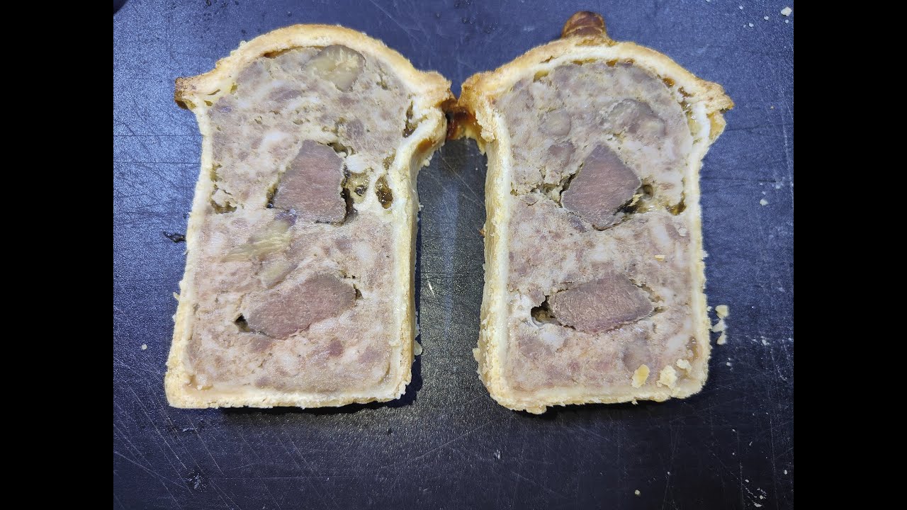 Pâté en croûte porc et biche avec un moule pliant Geoforme de De Buyer.  Fait maison de A à Z.