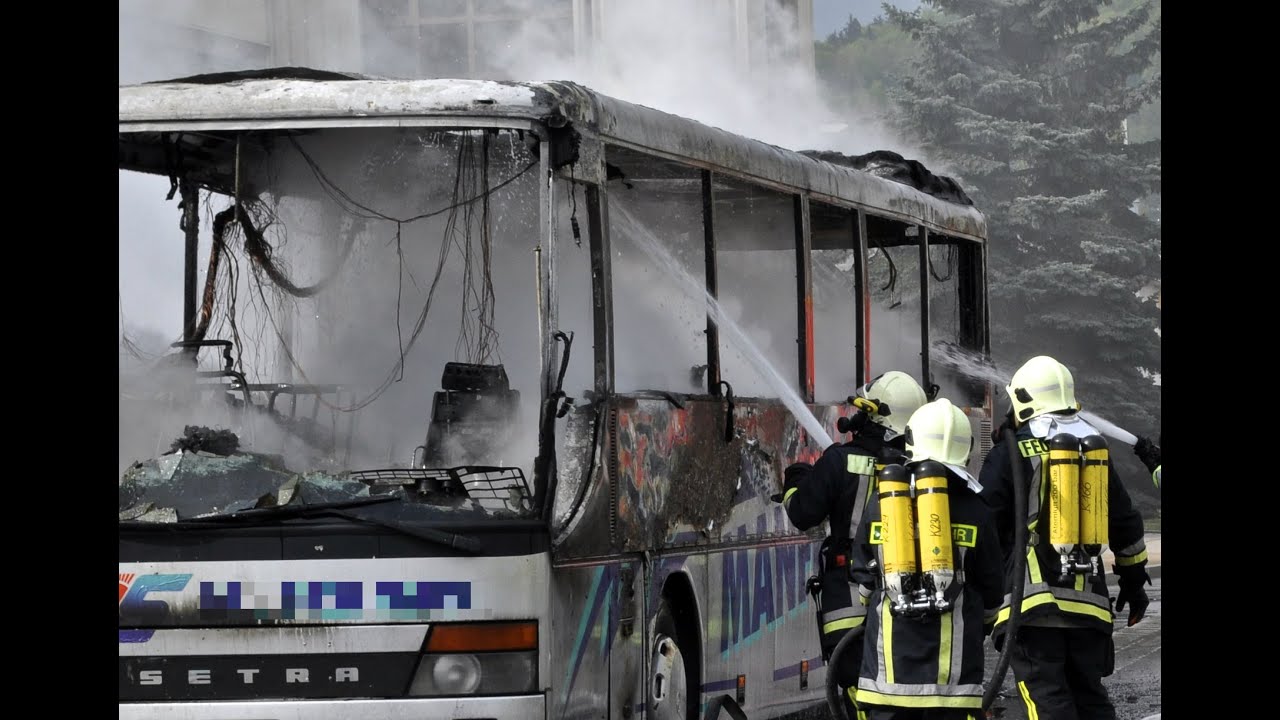 Schulbus im Vollbrand mitten in Kelheim - Feuerwehr kann das Ausbrennen nicht verhindern
