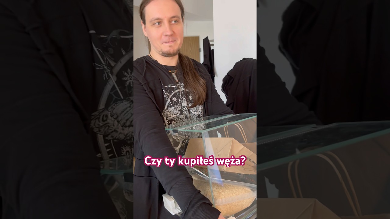 Wyślij chłopa samego na giełdę terrarystyczną to z wężem wr&oacute;ci&hellip;#zakupy #terrarystyka #waz #śmieszne
