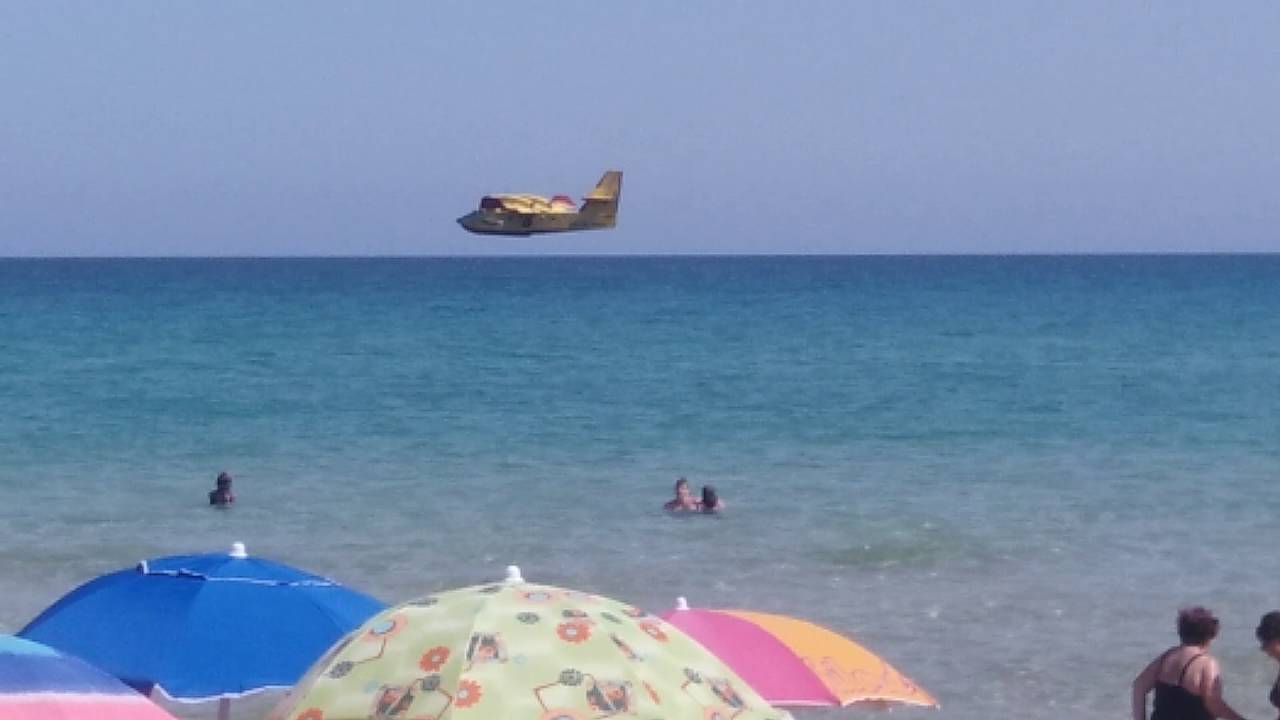 Devastante incendio  sulla spiaggia  di Cassibile interviene  il Canadair