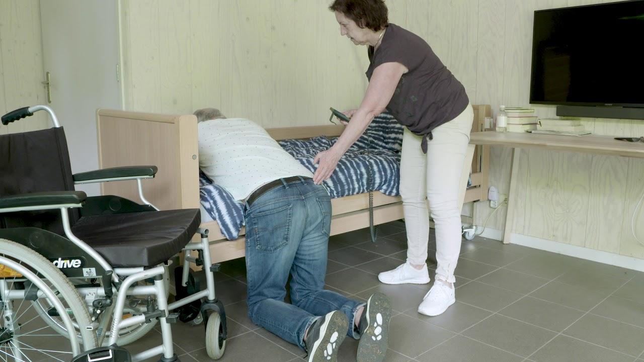 Opstaan na val met hulp van hoog-laag bed (II) (4.2.8)