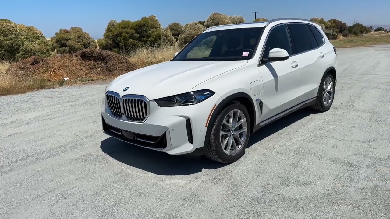 Tour the 2024 X5 xDrive50e in Alpine White | 4K