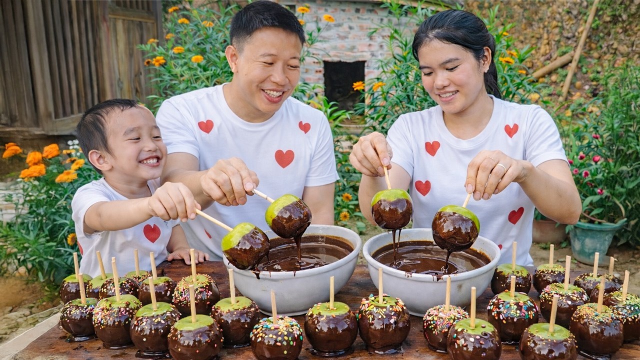 Valentine's Day: Harvesting Green Apples - Making Chocolate-Covered Apples to Sell | Trieu Thi Thuy